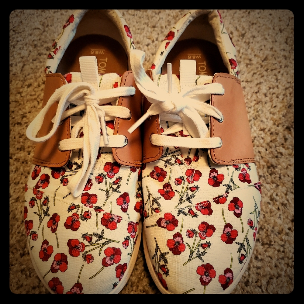 NWOT Women's Poppy Lace Up TOMS size 8.5